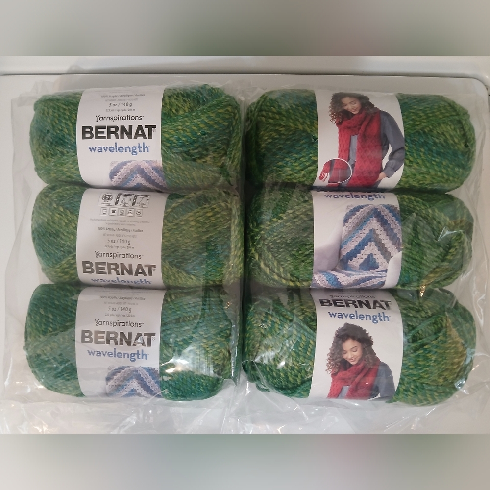 Bernat Wavelength Variegated Yarn in 'Peridot' 6 Skeins 840 Grams Total